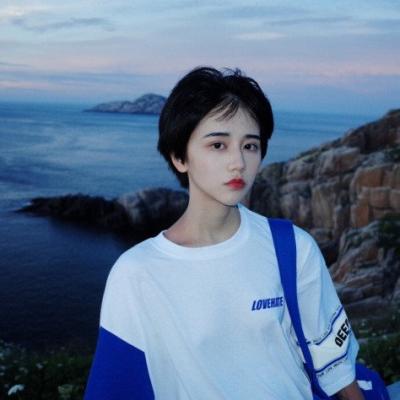 黑白头像情侣 女生带字图片