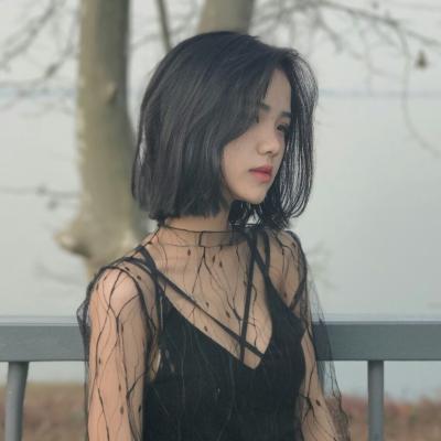 黑白头像情侣 女生带字图片