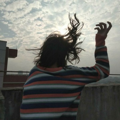 穿条纹衬衫的女生头像图片