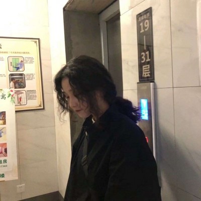 穿条纹衬衫的女生头像图片