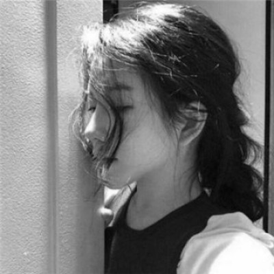 黑白长发女生低调头像图片图片