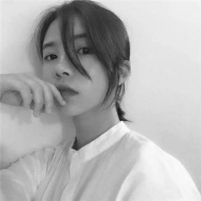 黑白长发女生低调头像图片