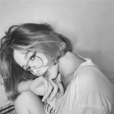 黑白长发女生低调头像图片图片