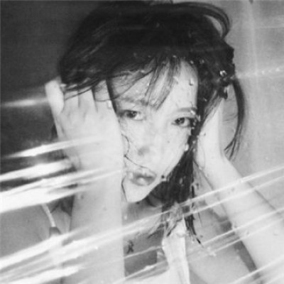 黑白长发女生低调头像图片图片