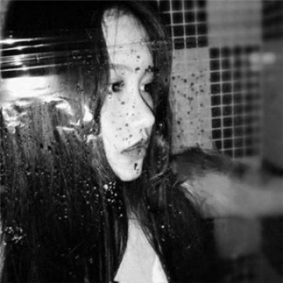 黑白长发女生低调头像图片图片