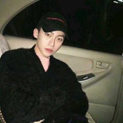 头像黑衣服男生图片