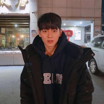 头像黑衣服男生图片