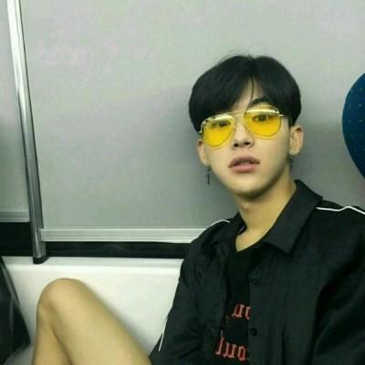 头像黑衣服男生图片