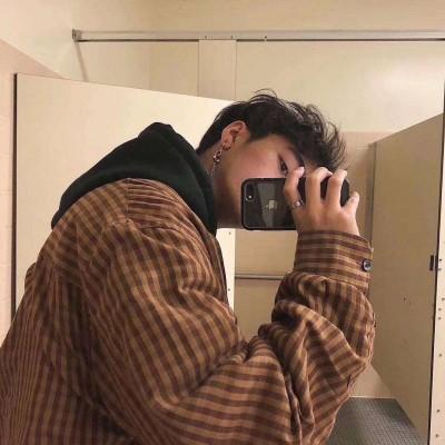 头像黑衣服男生图片
