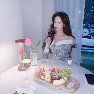 黑白伤感女生动漫头像图片