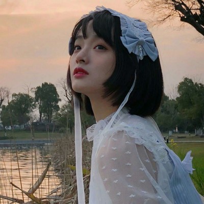 qq女生正面全身头像图片