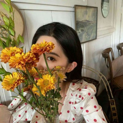 qq女生正面全身头像图片