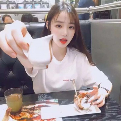 qq女生正面全身头像图片
