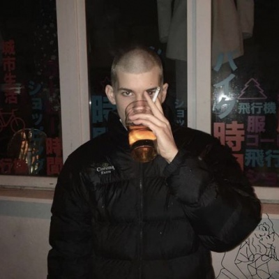 最新欧美呆萌男生背影头像图片