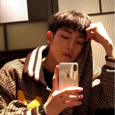 qq好看的头像男生真人用手挡脸