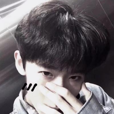 qq好看的头像男生真人用手挡脸图片