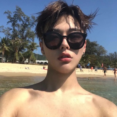 qq好看的头像男生真人用手挡脸图片