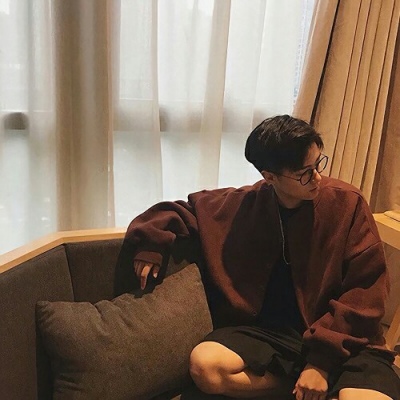 qq好看的头像男生真人用手挡脸图片