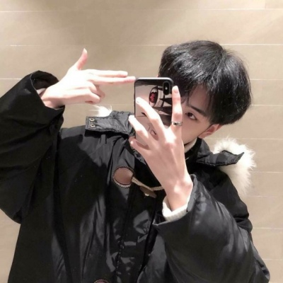 qq好看的头像男生真人用手挡脸图片
