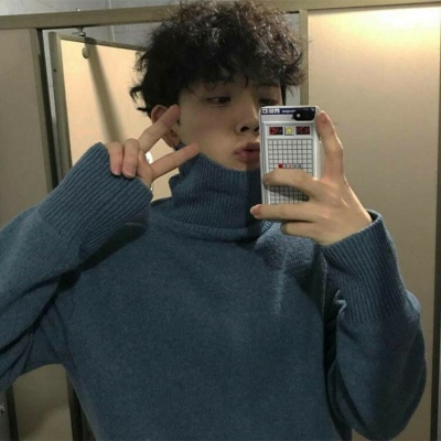 qq男生头像背影帅气拿着手机图片