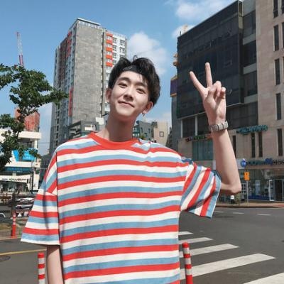 qq男生头像背影帅气拿着手机图片