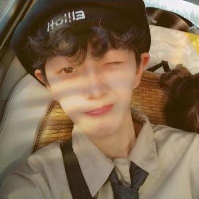 qq男生头像背影帅气拿着手机图片