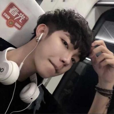 qq男生头像背影帅气拿着手机图片