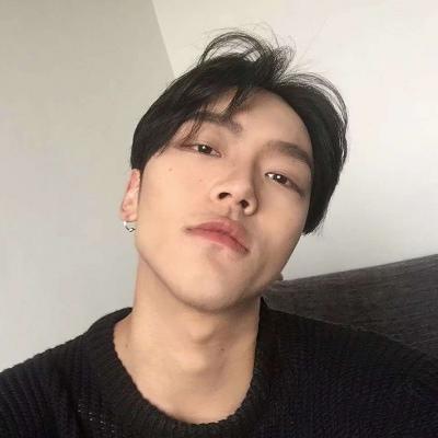 qq男生头像背影帅气拿着手机图片