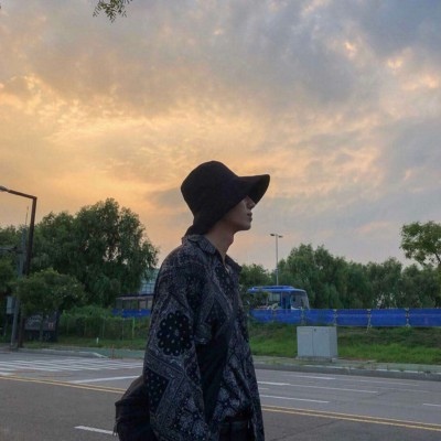 00后非主流耶手势头像男生图片