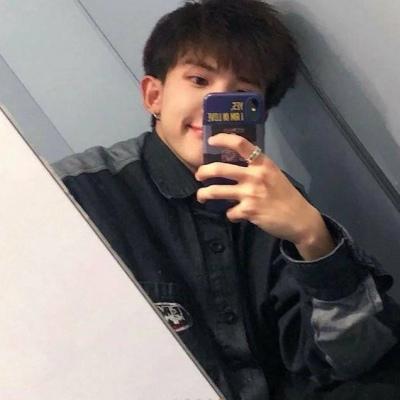 潮男微信头像2019超清男生强忍泪水头像图片