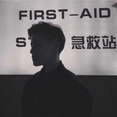 潮男微信头像2019超清男生强忍泪水头像图片