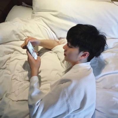 潮男微信头像2019超清男生强忍泪水头像图片