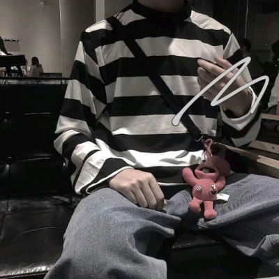 好看的男生侧脸头像戴帽子