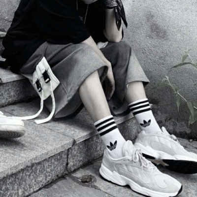 好看的男生侧脸头像戴帽子图片