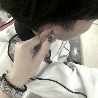 好看的男生侧脸头像戴帽子图片