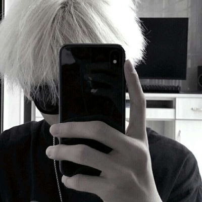 好看的男生侧脸头像戴帽子图片