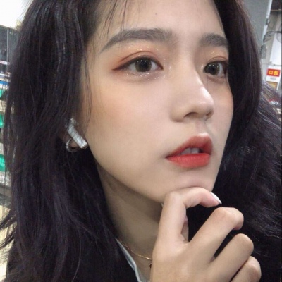 黑白背影头像女生有字图片