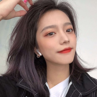 黑白背影头像女生有字图片