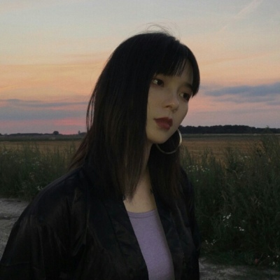 qq头像女生背影操场图片