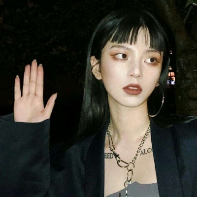 qq头像女生背影操场图片