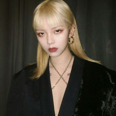 qq头像女生背影操场图片