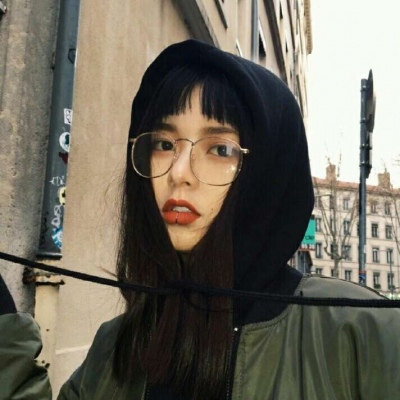 qq头像女生背影操场图片
