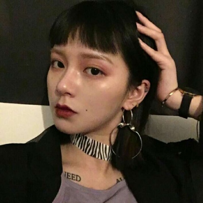 qq头像女生背影操场图片
