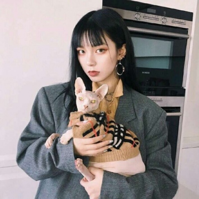 qq头像女生背影操场图片