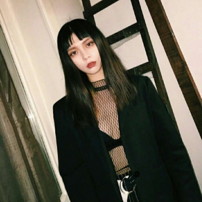 qq头像女生背影操场图片