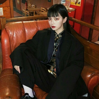 qq头像女生背影操场图片