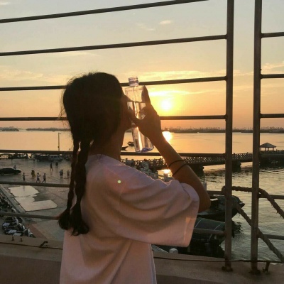 坐在地上的霸气女生头像图片