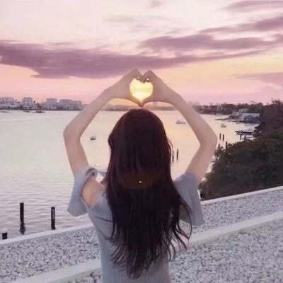 坐在地上的霸气女生头像图片
