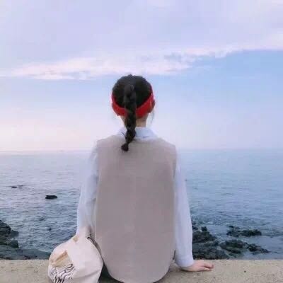 坐在地上的霸气女生头像图片