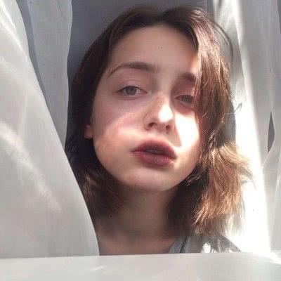 qq头像女生在床上的图片